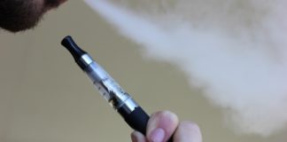 Meno sigarette e cannabis ma è boom di psicofarmaci ed e-cig