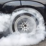 auto corsa elaborata dragster gara fumo_depositphotos