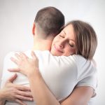 Depositphotos_distanza sociale abbraccio affetto coppia amore