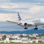 Un aereo dell’American Airlines in atterraggio all’aeroporto di San Paolo