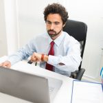 lavoro brontolare impaziente lavoratore depositphotos