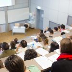 università