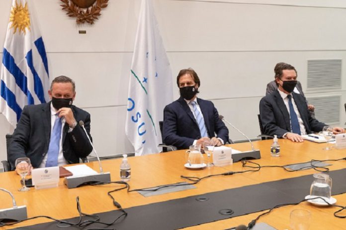 Alvaro Delgado, Luis Lacalle Pou y Rodrigo Ferres durante la reunion del Consejo de Ministros en Torre Ejecutiva. Foto: Mauricio Zina/ adhocFOTOS