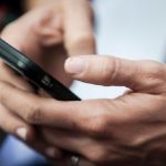 Uso de celulares en la fiesta. Foto: Javier Calvelo/ adhocFOTOS