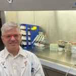 El profesor Nadir Arber, con 20 años de experiencia en virus, encabezó el nuevo tratamiento
