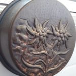 111Edelweiss en un objeto de cobre orinario de Trento