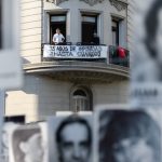 Intervención de Madres y Familiares de Detenidos Desaparecidos en Plaza Cagancha. Foto: Santiago Mazzarovich / adhocFOTOS