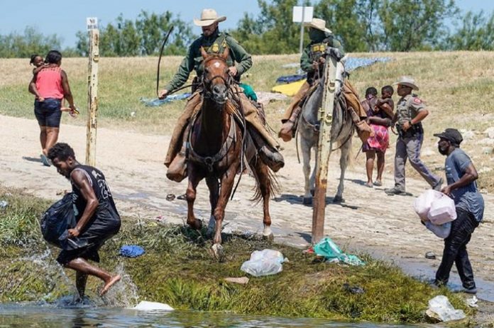 Usa, video agenti che frustano migranti a confine Messico