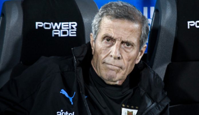 Oscar Tabárez dt de Uruguay frente a Peru en partido amistoso en el Centenario. Foto: Javier Calvelo/ adhocFOTOS