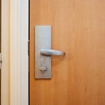 depositphotos casa porta serratura occupazione ladri in casa