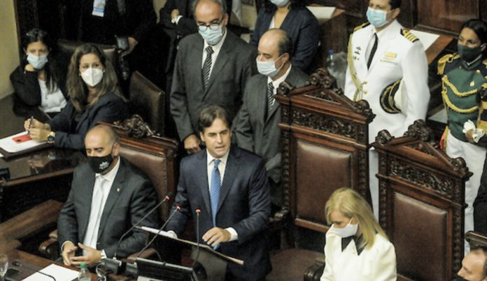 Luis Lacalle Pou en la Asamblea General para su mensaje al Parlamento en el Palacio Legislativo, en Montevideo. Foto: Javier Calvelo / adhocFOTOS