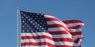 Politica Usa: congressista repubblicana palpeggia il partner a teatro. Candidata democratica fa sesso live online e chiede soldi