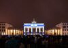 Berlino, la Porta di Brandeburgo illuminata con la bandiera israeliana