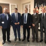 L’ambasciatore Iannuzzi insieme agli esponenti del Maie alla Scuola Italiana di Montevideo Foto Twitter Ricardo Merlo