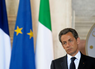 Sarkozy lascia il carcere: “Una prova molto dura”. Concessa la libertà vigilata