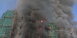Il video del mega incendio a Hong Kong, tre grattacieli avvolti dalle fiamme. Almeno 13 morti