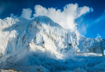 “Siamo tutti vivi e stiamo bene”: allarme rientrato dal Nepal per i cinque dispersi da Como