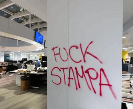 Vandalizzata la redazione de “La Stampa” a Torino, fermati trenta antagonisti. E la ‘palestinese’ Albanese minaccia la libera informazione