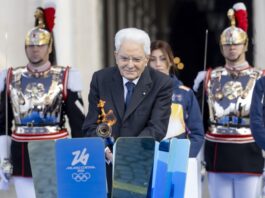 Milano Cortina, Mattarella accende il braciere dei Giochi: “Ci auguriamo la tregua olimpica”