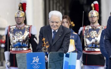 Milano Cortina, Mattarella accende il braciere dei Giochi: “Ci auguriamo la tregua olimpica”